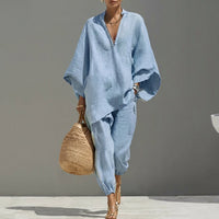 Ensemble deux pièces décontracté bleu clair : tunique ample col V et pantalon ample.