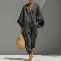 Ensemble deux pièces décontracté gris foncé : haut ample col V et pantalon bouffant.