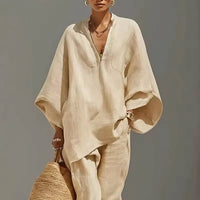 Ensemble deux pièces décontracté beige clair : tunique ample col V et pantalon ample.