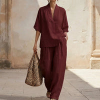 Ensemble deux pièces femme bordeaux : blouse col V manches courtes, pantalon fluide.
