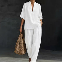Ensemble deux pièces femme blanc : blouse col V manches courtes, pantalon ample fluide.
