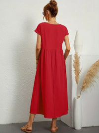 Robe midi fluide rouge, vue de dos, manches courtes, fronces à la taille.