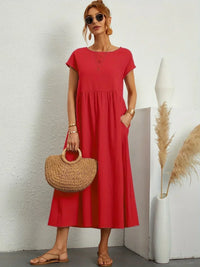 Robe midi fluide rouge, col rond, manches courtes, fronces à la taille.