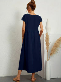 Robe midi fluide bleu nuit, manches courtes, taille froncée, vue de dos
