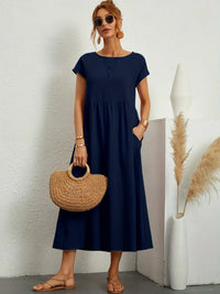 Robe midi fluide bleu nuit, manches courtes, encolure ronde, taille froncée