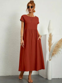 Robe midi fluide rouille, encolure ronde, manches courtes, fronces à la taille.