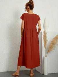 Robe midi fluide brique, vue de dos, manches courtes, fronces à la taille.