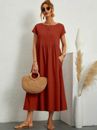 Robe midi fluide col rond, manches courtes, taille froncée, rouge brique