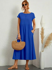 Robe midi fluide bleu royal, manches courtes, encolure ronde, taille froncée