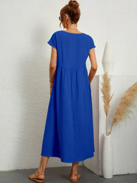 Robe midi fluide bleue, manches courtes, plis à la taille, coupe ample.