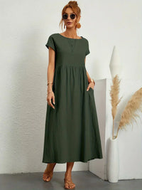 Robe midi fluide vert olive, manches courtes, encolure ronde, taille froncée