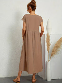 Robe midi fluide taupe, dos dégagé, manches courtes, fronces à la taille.