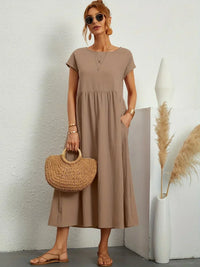 Robe midi fluide col rond, manches courtes, taille froncée, kaki
