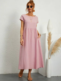 Robe midi fluide rose poudré, encolure ronde, manches courtes, plis à la taille.
