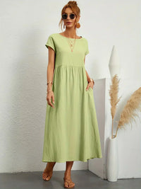 Robe midi fluide vert menthe, manches courtes, encolure ronde, taille froncée