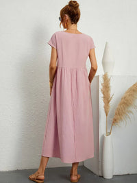 Robe midi fluide rose poudré, vue de dos, manches courtes, fronces à la taille.