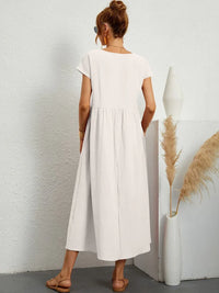 Robe midi fluide blanche, manches courtes, taille froncée, tombé évasé