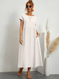 Robe midi fluide blanche, manches courtes, encolure ronde, taille froncée