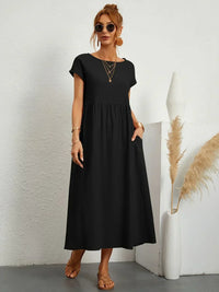 Robe midi fluide noire, encolure ronde, manches courtes, fronces à la taille.