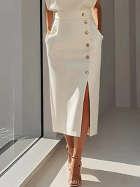 Robe midi crème avec fente latérale, boutonnage décoratif doré sur le devant.