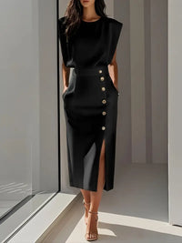 Robe midi noire sans manches, boutons dorés et fente latérale.