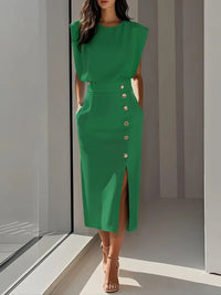 Robe midi verte sans manches, boutonnage doré et fente latérale.
