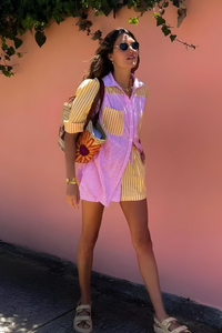 Ensemble chemise boutonnée et short rayé rose et jaune, manches longues bouffantes.