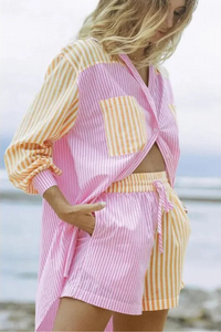 Ensemble chemise rayée rose et jaune, fente sur le côté, poche poitrine et ceinture à nouer.