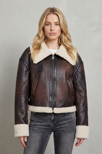 Veste aviateur courte marron en cuir, zip central et col en fausse fourrure