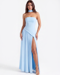 Robe bustier bleu clair avec col ras du cou et jupe plissée à fente