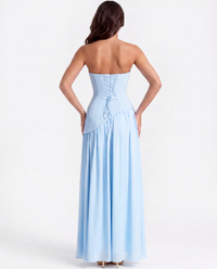 Robe bustier bleu clair, vue arrière avec laçage et jupe plissée longue