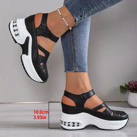 Sandales orthopédiques confort noires à brides, semelle épaisse blanche, dessus ajouré.