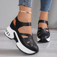 Sandales orthopédiques confort noires à brides, semelle épaisse blanche, talon renforcé.