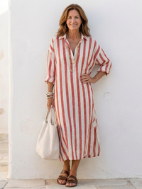 Robe-chemise midi à rayures verticales rouges et blanches, col chemise ouvert.