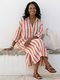 Robe-chemise midi à rayures verticales rouges et blanches, col chemise, boutonnage.