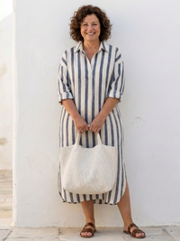 Robe-chemise midi à rayures verticales bleu marine et blanches, col chemise.