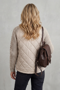 Doudoune matelassée beige à empiècements maille vue de dos, col montant et zip