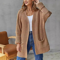 Cardigan vintage en maille fine camel, col châle ouvert, poche kangourou, poignets côtelés.