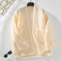 Gilet long à col V Janine beige en maille ajourée, porté sur cintre, ouverture en V