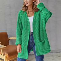 Cardigan vintage en maille fine vert, col châle ouvert, poche kangourou, poignets côtelés.