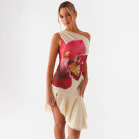 Mini-robe Maren crème à imprimé floral rose et rouge, une bretelle, volant bas