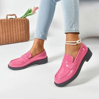 Mocassins décontractés roses vernis à bout rond, semelle noire et style mocassin