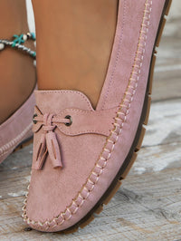 Mocassins orthopédiques en suède rose, vue de face du laçage et bord cousu.