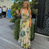 Robe longue dos nu à col licou, décolleté en V, motif tie-dye vert et rose