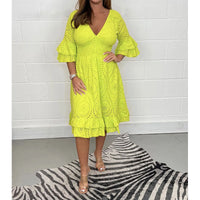 Robe midi jaune citron à encolure V, manches évasées à volants et motif ajouré