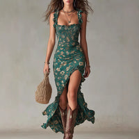 Robe longue verte motif fleuri, encolure décolletée, corset rayé, fente, volants aux épaules.