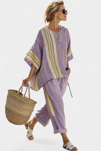 Ensemble haut et pantalon lavande, col boutonné et rayures vert clair, manches évasées.