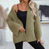 Gilet long à col V Janine vert olive en maille texturée, silhouette ample, porté ouvert