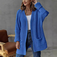 Cardigan vintage en maille fine bleu, col châle ouvert, poche kangourou et poignets côtelés.