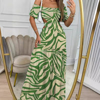 Robe longue verte à épaules dénudées, imprimé zèbre, silhouette ceinturée, tissu fluide.